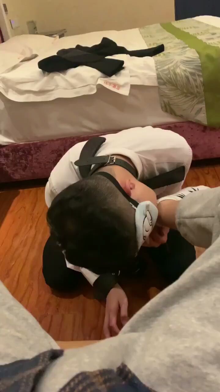 小奴給哥哥舔腳。。
